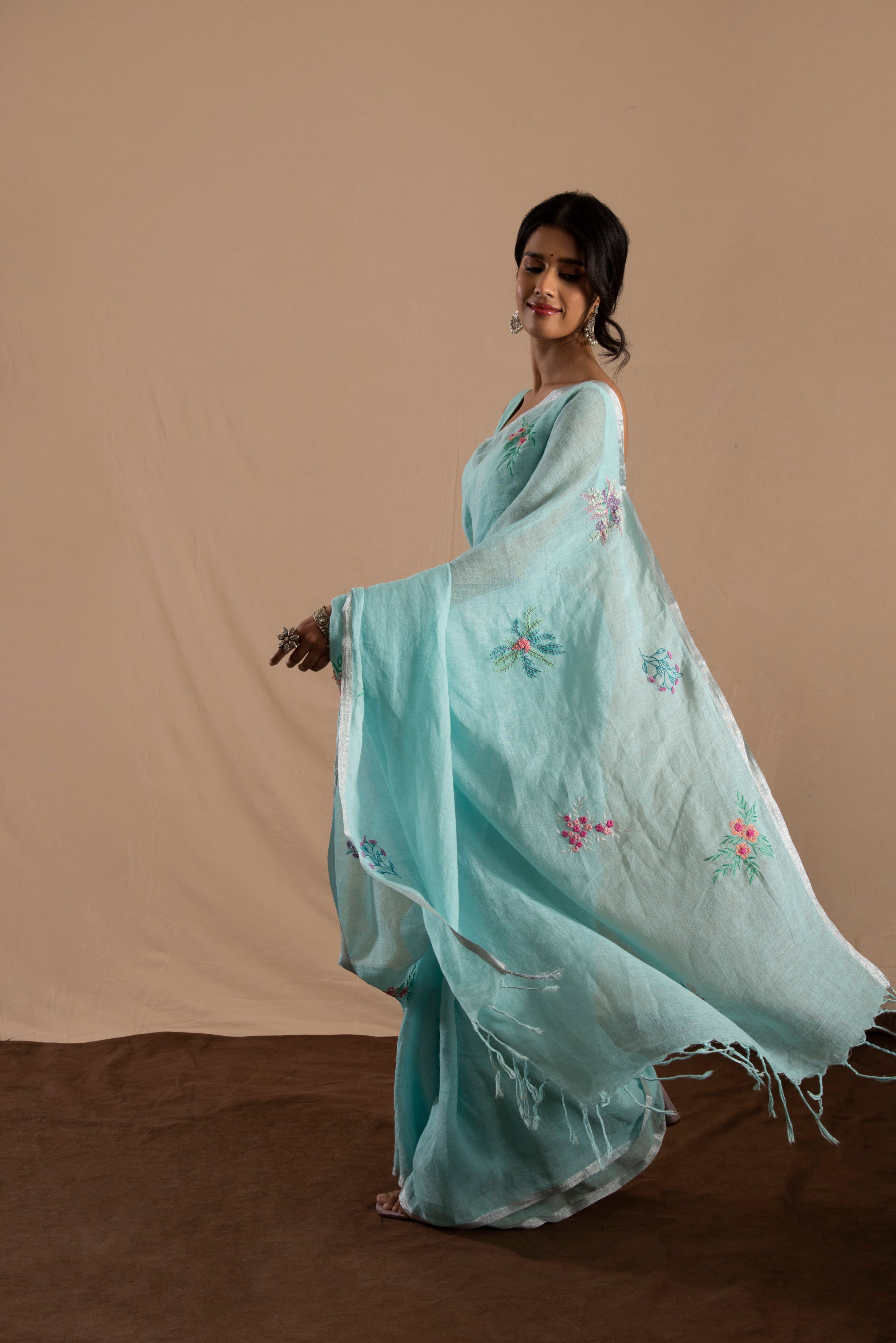 Neel Gagan Linen Sari
